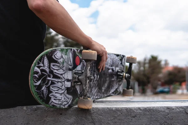 Menino Está Sentado Parque Segurando Seu Skate Skate Visto Primeiro — Fotografia de Stock