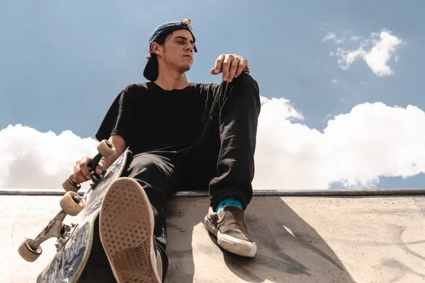 Guy His 20S Sitting Ramp Park Posing His Skateboard Boy — Stockfoto