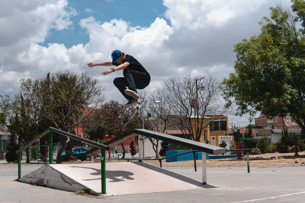 Skater Middle Trick Air Boy Wears Black Shirt Hat Park — ストック写真