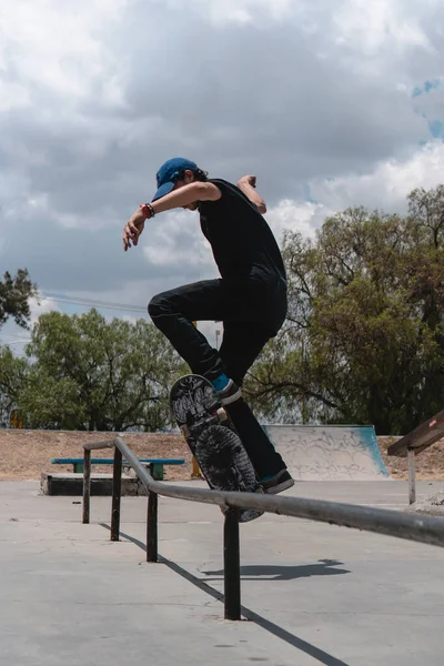 Bruslař Oblečený Černém Skateboardu Předvádí Trik Trubce Parku Slunečný Den — Stock fotografie