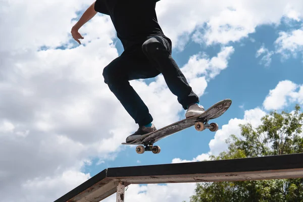 Patinador Vestido Preto Visto Ângulo Baixo Voando Pelo Enquanto Executa — Fotografia de Stock