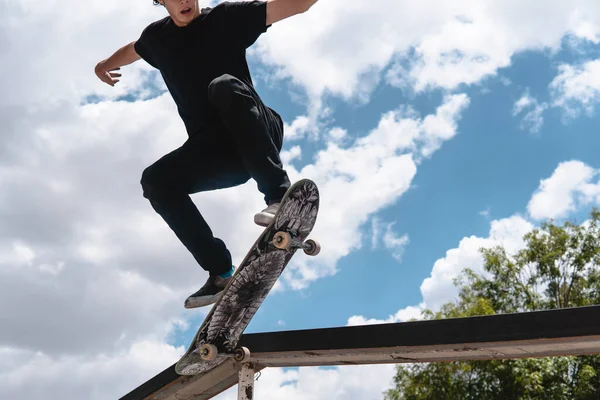 Young Sportsman Who Skates Wearing Black Shirt Tube Performing Incredible — Stockfoto