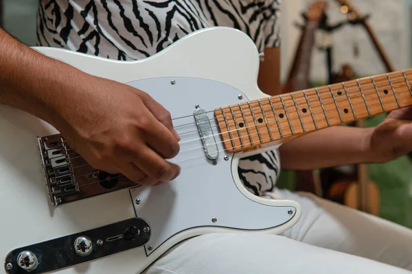 Eine Weiße Gitarre Wird Von Einem Musiker Gespielt Nahaufnahme Einer — Stockfoto