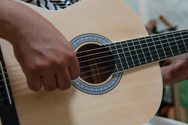 Detalhe Perto Uma Guitarra Acústica Guitarra Acústica Com Mãos Músico — Fotografia de Stock
