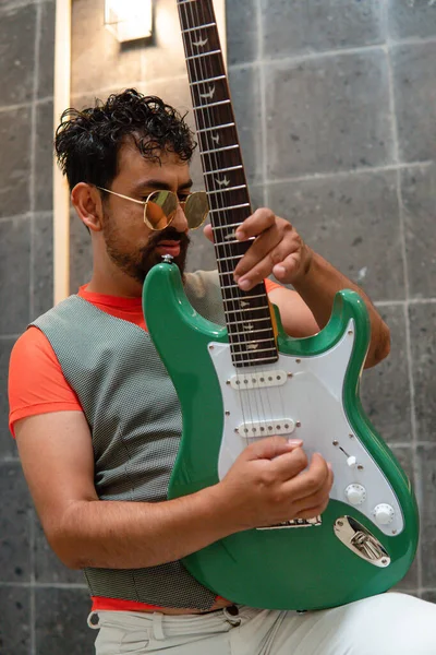 Латиноамериканский Музыкант Находится Профессиональной Студии Одевается Рок Стиле Играет Профессионально — стоковое фото