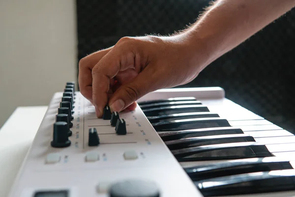 Hand Manipulating Levels Musical Keyboard Black White Musical Keyboard Keyboard — Zdjęcie stockowe