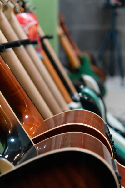 Acoustic Electric Guitars Arranged Shelf Guitar Display Guitars Different Colors — Zdjęcie stockowe