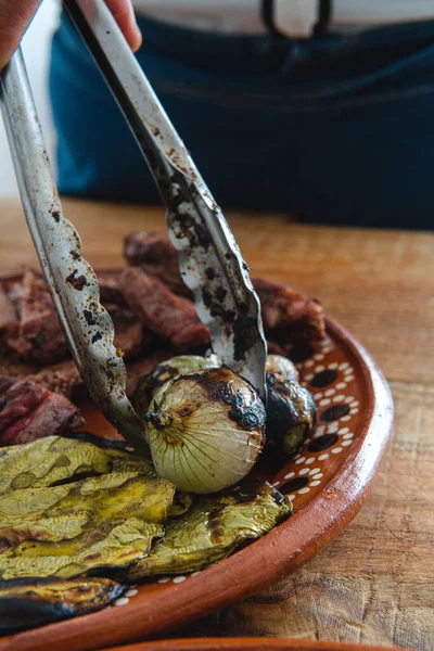 Egy Agyagedényt Sült Hússal Hagymával Tongában Igen Kiváló Minőségű Fotó — Stock Fotó