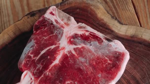 Panning Piece Raw Frozen Meat Wooden Base High Quality Footage — 图库视频影像