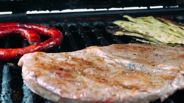 Salchichas Rojas Verduras Parrilla Muy Cerca Comida Parrilla Humeante Carne — Vídeos de Stock