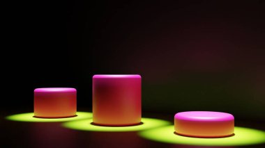  Üç spot ışığı yukarıdan üç pembe silindirli bir podyumu aydınlatıyor. 3 boyutlu görüntüleme. Yeşil zemin ve siyah zemin. Ürünleri sergilemek için üç platform. Ürünleri yerleştirecek yer. 