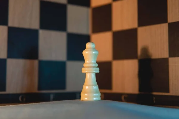 White Chess Queen Symmetrical Shot Black White Checkered Pattern Background — Stock fotografie