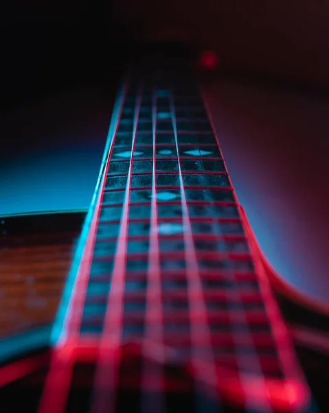 Detailplan Der Saiten Einer Akustikgitarre Auf Violettem Hintergrund Der Hals — Stockfoto