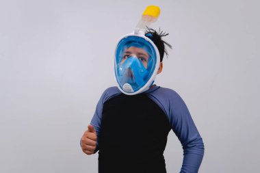 Su için şnorkel ve maske takan mayo giymiş bir çocuk. Beyaz izole bir arka planda mayo ve solunum cihazı takmış bir çocuk. Siyah havuz elbiseli ve su maskeli çocuk..