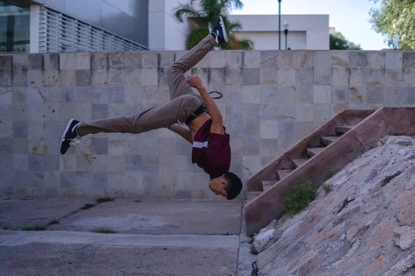 Latino Man Dressed Urban Clothing Doing Somersault Air Takes Air — Fotografia de Stock