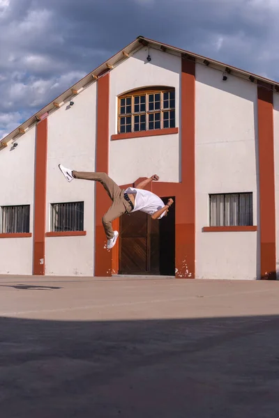 Man Middle Somersault Doing Parkour Latin Boy Doing Stunt Air — Foto Stock