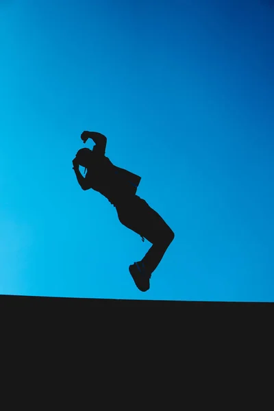 Silhouette Man Doing Parkour Blue Sky Background Extreme Somersault Shadow — Stock Photo, Image