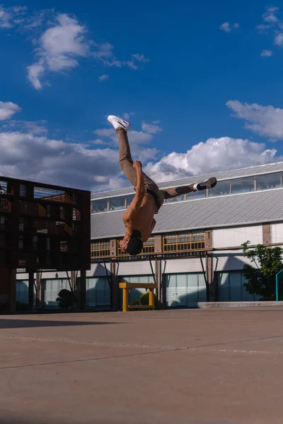 Dark Haired Latin Man Doing Backflip Open Site Man Performing — Stock Photo, Image