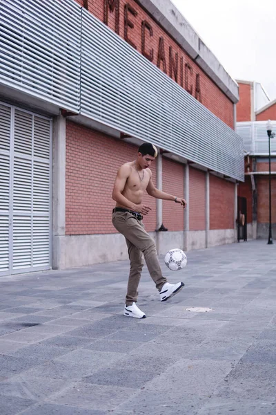 Shirtless Athletic Latin Boy Soccer Ball Boy Dominating Ball Athlete — Stock fotografie