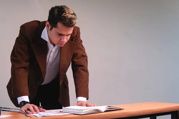 Man Suit Standing His Hands His Desk Business Man Worried — Stockfoto