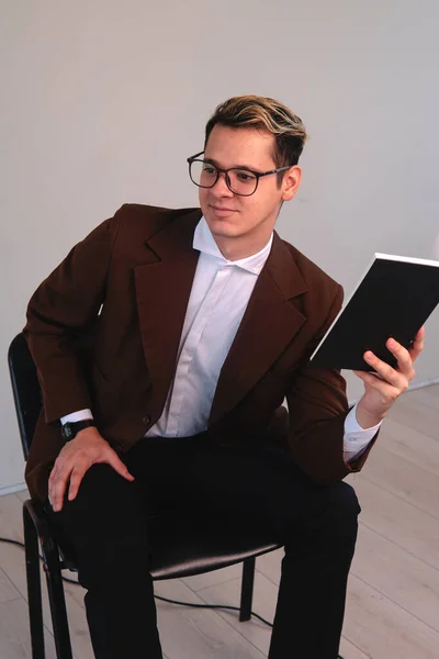 Elegant Fashionably Dressed Man Suit Sitting Reading Book Happy Expression — Foto de Stock