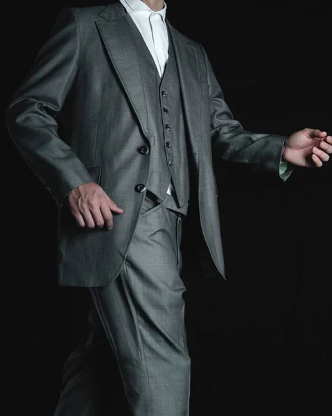 Неузнаваемый Бизнесмен Одетый Серый Костюм Элегантный Серый Костюм Элегантный Человек — стоковое фото
