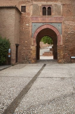 Granada 'daki Alhambra' nın at nalı kemerli ortaçağ giriş kapısı.