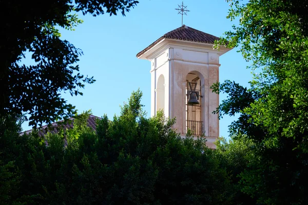 Bílá Kostelní Zvonice Oblouky Zvonkem Stromy Kolem Modrá Obloha — Stock fotografie