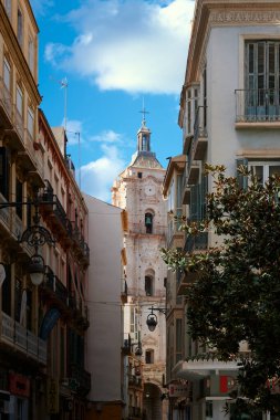 Malaga 'daki San Juan Bautista kilisesinin çan kulesinin manzarası..