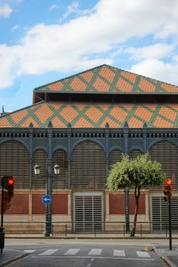 Atarazanas Pazarı. Sokaktan geçen bulutlu bir gökyüzü ve bir zebra ve trafik ışıklarıyla.