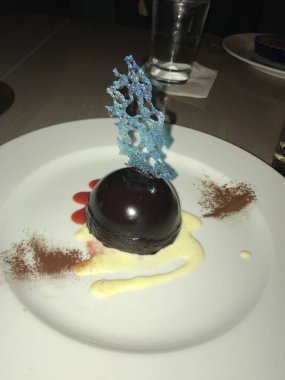 Bir tabak kekin mutfak fotoğrafı.