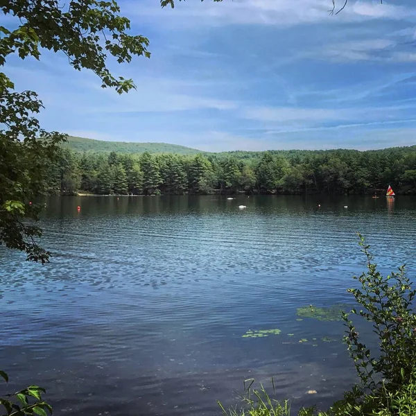 湖のある美しい風景 — ストック写真