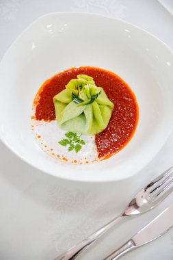 Domates soslu yeşil hamurla doldurulmuş hamur işi.