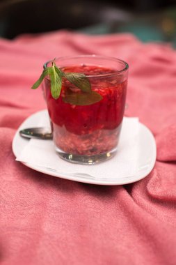 Doğal meyveli meyve kokteyli. 