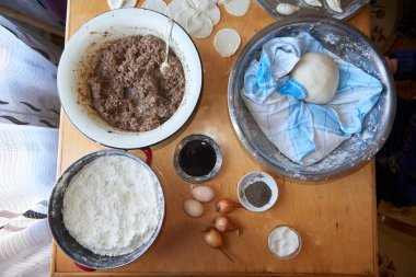 Gyurza adlı Azerbaycan ulusal mutfağından bir yemek. Gyurza 'da et ve hamurdan elde edilen geyik eti adım adım yenir. İkinci lokma et ile doldurulur.