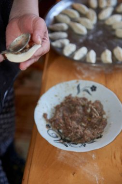 Gyurza adlı Azerbaycan ulusal mutfağından bir yemek. Gyurza 'da et ve hamurdan elde edilen geyik eti adım adım yenir. İkinci lokma et ile doldurulur.