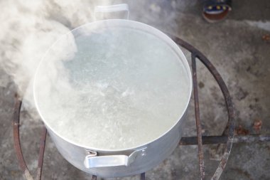 Gyurza adlı Azerbaycan ulusal mutfağından bir yemek. Gyurza 'da et ve hamurdan elde edilen geyik eti. Baştan sona aşama aşama aşama pişiriliyor.