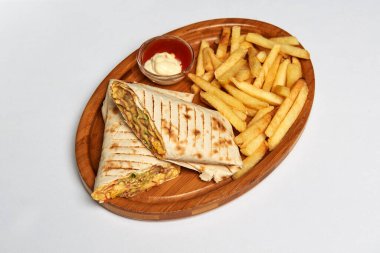 Fast food patates kızartması ve sandviç. 