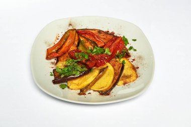 Geleneksel ulusal Azerbaycan kebabı ızgarada sebze kebabı