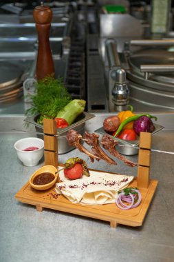 Azerbaycan şiş kebap pirzolası ve garnitür ile şiş kebap