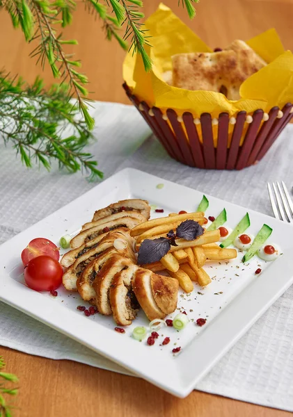 Kurutulmuş meyvelerle doldurulmuş tavuk pirzolası.