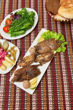 Kashkaldak ve Little bustard adında kızarmış bir ördek ve kuş.