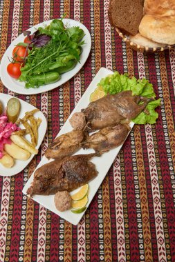 Kashkaldak ve Little bustard adında kızarmış bir ördek ve kuş.