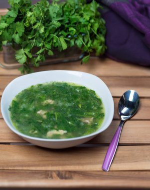 Bir sürü sebze çorbası ve haşlanmış et suyu.