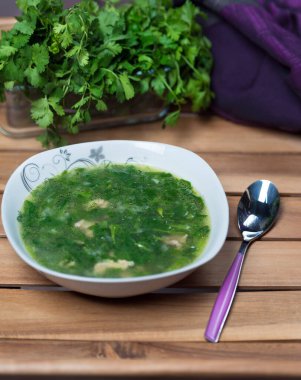 Bir sürü sebze çorbası ve haşlanmış et suyu.