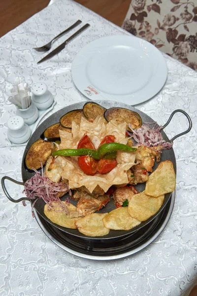 Azerbaijani National Food Called Sadj Vegetables Meat Fried Large Iron — 图库照片