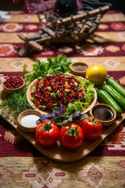 Nar ve baharatlı sebze salatası.