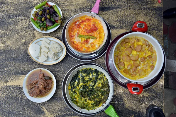 Sabah kahvaltısı. Sağlıklı yiyecekler. Hayat mantarı. Çırpılmış yumurta ve domatesli yumurta.