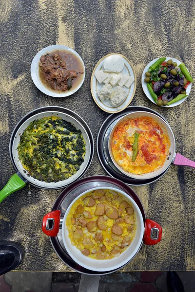 Sabah kahvaltısı. Sağlıklı yiyecekler. Hayat mantarı. Çırpılmış yumurta ve domatesli yumurta.