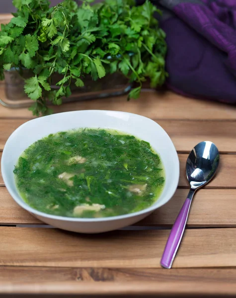 Bir sürü sebze çorbası ve haşlanmış et suyu.